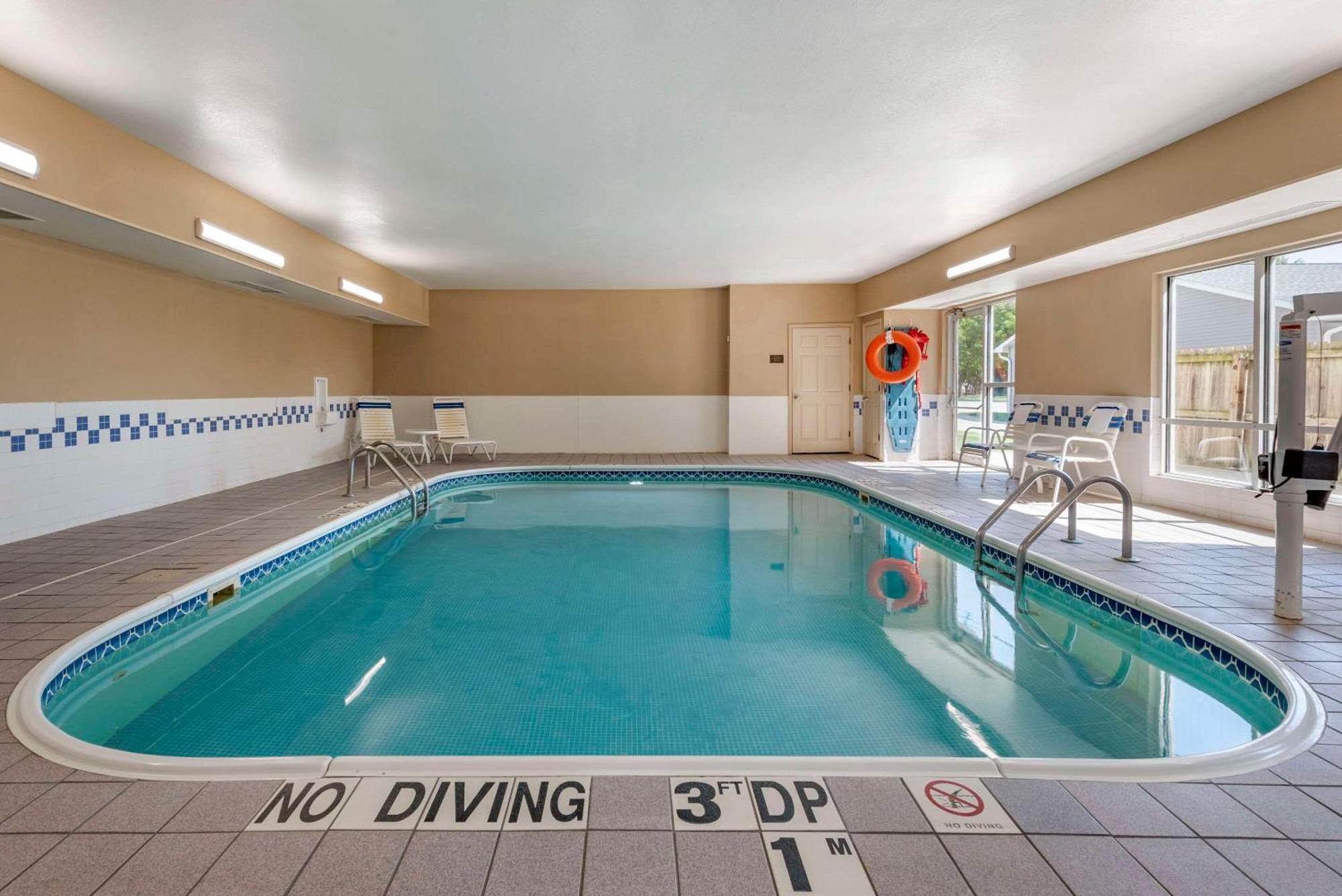 Comfort Suites Terre Haute University Area Esterno foto